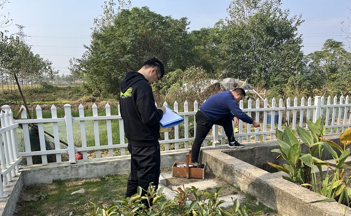 鄉(xiāng)鎮(zhèn)污水處理設(shè)備水質(zhì)檢測(cè)：人工檢測(cè)好還是在線監(jiān)測(cè)好？